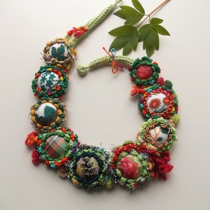 Colorful handmade crochet Christmas statement fiber necklace buttons unique bib fabric yarn flowers necklace emerald green red gift for her 画像 10