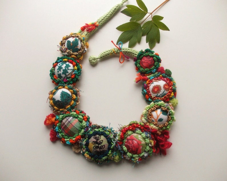 Colorful handmade crochet Christmas statement fiber necklace buttons unique bib fabric yarn flowers necklace emerald green red gift for her imagem 10