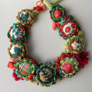 Colorful handmade crochet Christmas statement fiber necklace buttons unique bib fabric yarn flowers necklace emerald green red gift for her imagem 1