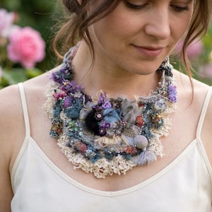 ボヘミアンレースのビブネックレス、ステートメントジュエリー、ハンドメイド生地、ビーズボール、糸、繊維、ヴィンテージアクセサリー