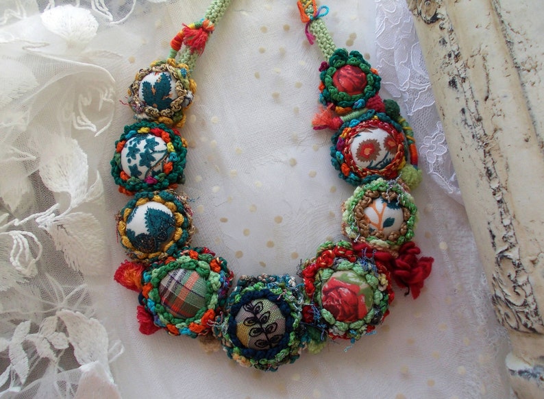 Colorful handmade crochet Christmas statement fiber necklace buttons unique bib fabric yarn flowers necklace emerald green red gift for her imagem 6