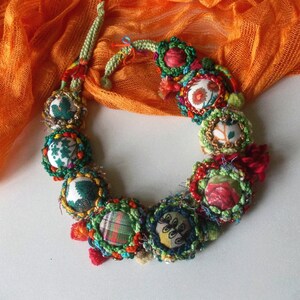 Colorful handmade crochet Christmas statement fiber necklace buttons unique bib fabric yarn flowers necklace emerald green red gift for her 画像 4