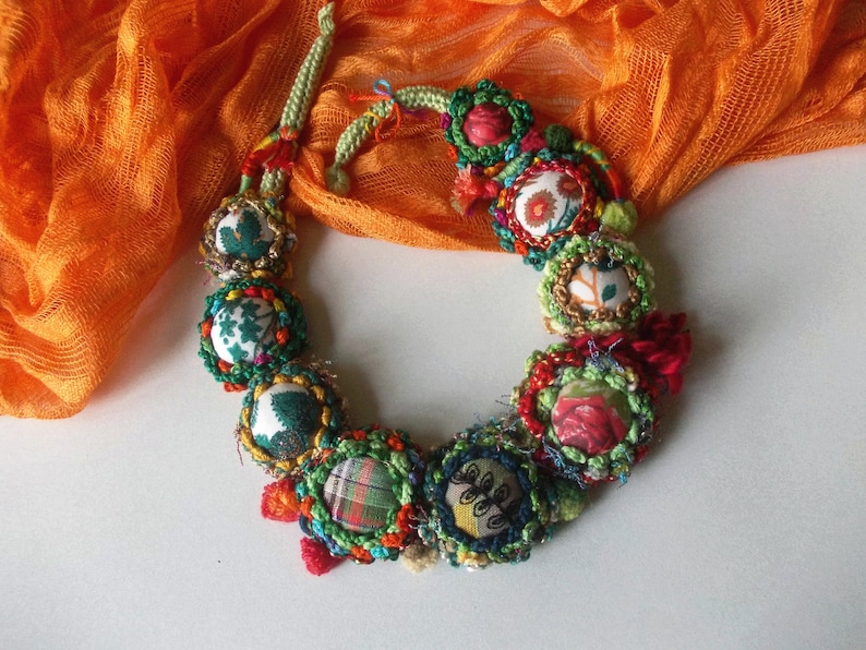 Colorful handmade crochet Christmas statement fiber necklace buttons unique bib fabric yarn flowers necklace emerald green red gift for her imagem 4