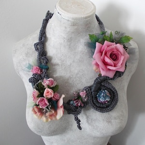 Collar de tela floral bohemio de primavera, rosas rosas románticas de verano, babero de crochet, joyería llamativa de jardín natural colorido, único, regalo para ella