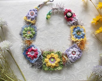 Gehäkelte Frühling Halskette gewickelt pastell bunt Statement Blumen Fee Baumwollgarn Regenbogen Boho Bib Halskette Unikat Schmuck Geschenk