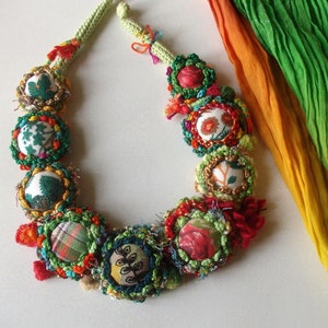 Colorful handmade crochet Christmas statement fiber necklace buttons unique bib fabric yarn flowers necklace emerald green red gift for her imagem 8