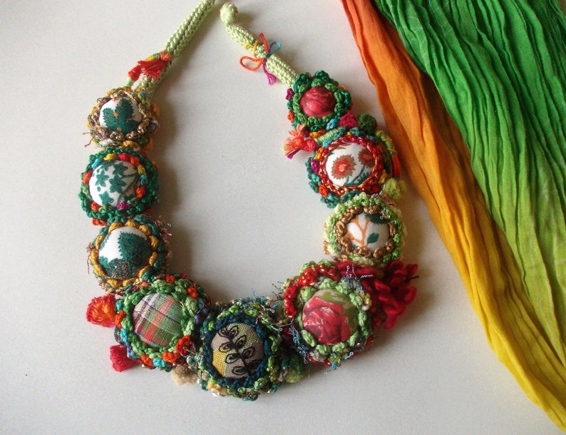 Colorful handmade crochet Christmas statement fiber necklace buttons unique bib fabric yarn flowers necklace emerald green red gift for her 画像 8