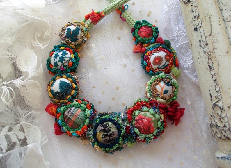 Colorful handmade crochet Christmas statement fiber necklace buttons unique bib fabric yarn flowers necklace emerald green red gift for her imagem 3