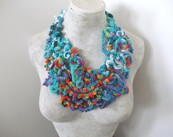 Collier plastron en coton au crochet : bijoux en fibre bohème arc-en-ciel bleu