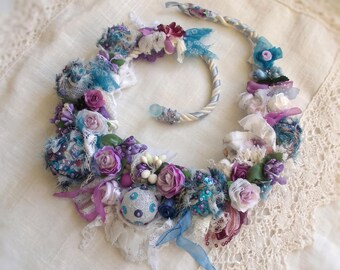 Collana da sposa romantica in stile boho con motivo floreale, rose, perline e fiori in tessuto, gioiello unico, spedizione gratuita.