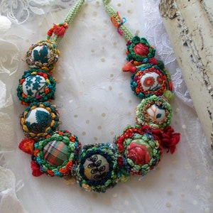 Colorful handmade crochet Christmas statement fiber necklace buttons unique bib fabric yarn flowers necklace emerald green red gift for her 画像 2