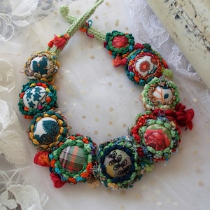Colorful handmade crochet Christmas statement fiber necklace buttons unique bib fabric yarn flowers necklace emerald green red gift for her imagem 5