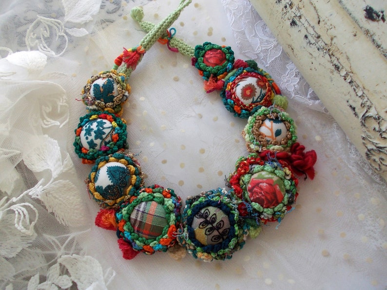 Colorful handmade crochet Christmas statement fiber necklace buttons unique bib fabric yarn flowers necklace emerald green red gift for her imagem 5