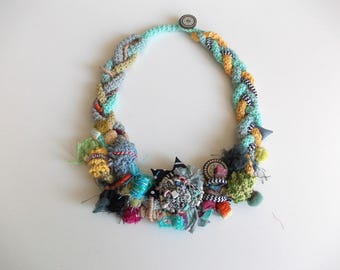 Collier plastron en coton au crochet : fil arc-en-ciel, style tribal bohème