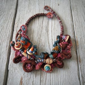 Colar babador difusor de óleos essenciais em crochê na cor bordô, aromaterapia, miçangas feitas à mão, miçangas artesanais pintadas à mão, joia boho marcante