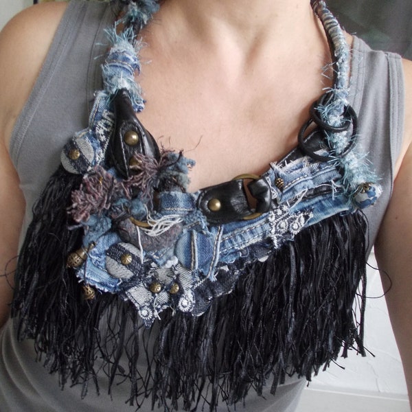 Rocker Blue Jeans Collier à franges en cuir noir recyclé bijoux textiles contemporains tribal chanky denim bijoux en fibre hippie fil infini