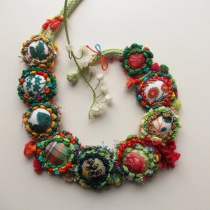 Colorful handmade crochet Christmas statement fiber necklace buttons unique bib fabric yarn flowers necklace emerald green red gift for her 画像 9