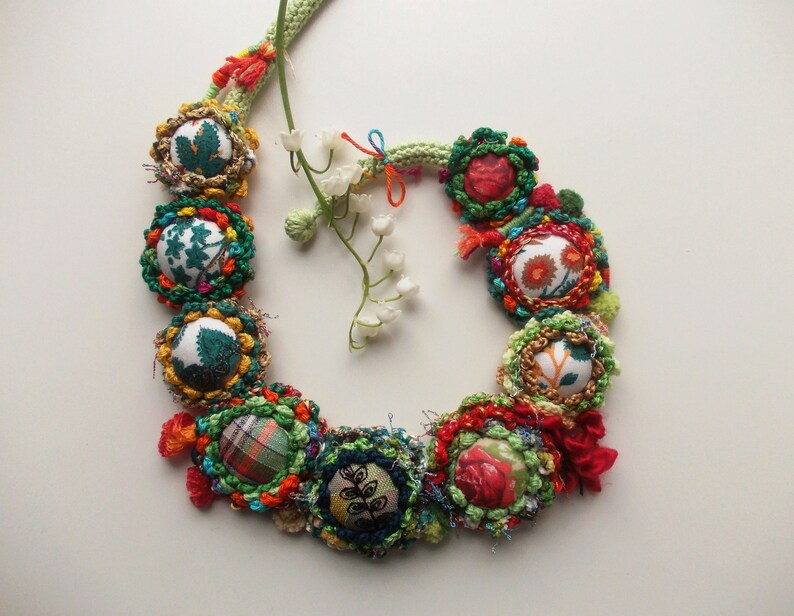 Colorful handmade crochet Christmas statement fiber necklace buttons unique bib fabric yarn flowers necklace emerald green red gift for her 画像 9