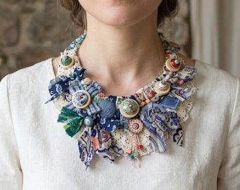 Textilhalsband med träpärlor, boho-halsband i denim och spets, bärbar konst i blandteknik, handmålade träpärlor