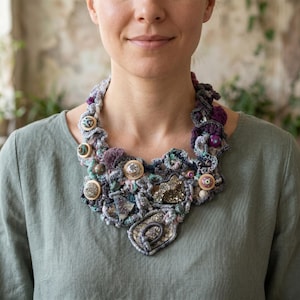 Collar difusor de arte portátil, gargantilla de mosaico de cáscara de huevo de técnica mixta, joyería llamativa de aromaterapia con hilo de ganchillo, cuentas de madera pintadas a mano