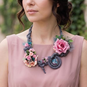 Asymmetriskt virkat blommigt bröllopshaklappshalsband, tygblommor, bohemisk stil, unika handgjorda statementsmycken, fri frakt