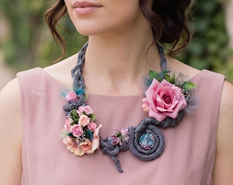 Collana asimmetrica all'uncinetto con motivo floreale, fiori in tessuto, stile boho, gioiello unico fatto a mano, spedizione gratuita.