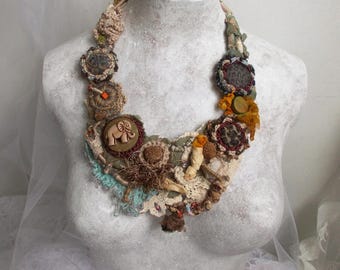 Collier plastron bohème au crochet, bijoux tribaux, bijoux rustiques, cadeau pour elle, boutons en tissu faits main uniques et perles faites main, cadeau