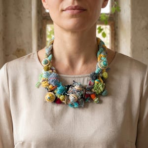 Boho etherische olie diffuser slabbetje, aromatherapie statement sieraden, gehaakte vezels en handgeschilderde houten kralen draagbare kunst