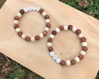 Bracelet perles bois, perles plates lettres et perles verre 7-8mm