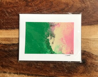 Op de afbeelding: Een abstract schilderij in groen en roze met een witte rand. Het schilderij is rechtsonder getekend met "Frame".