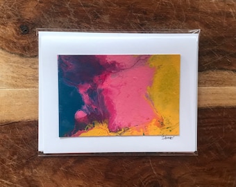 Op de afbeelding: Een kaart met een abstract schilderij in roze, geel en blauw. De kaart is gesigneerd met "Jane".