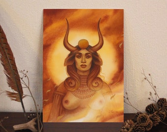 Pode incluir: Uma pintura em aquarela de uma mulher com chifres e um orbe dourado na cabeça, contra um fundo laranja quente. A obra de arte apresenta traços faciais detalhados e um colar decorativo. O tema geral é arte mitológica ou fantasia.