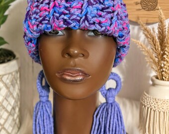 Bonnet côtelé épais au crochet et boucles d'oreilles à pampilles faites main en lavande et rose