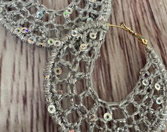 Boucles d'oreilles argentées au crochet et sequins
