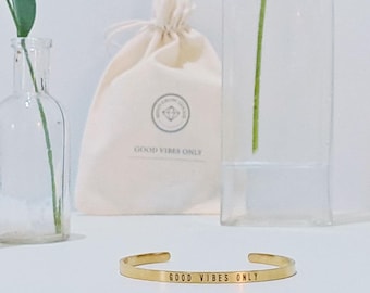 Good Vibes Only  - Nudge Bracelet in Cotton Bag - Gold/Silver  – Nudging Accessory - Stainless Steel Bangle - Motivational Cuff Bracelet