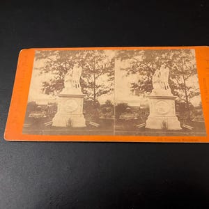 Popularny serial stereoview „pomnik kurczaka”