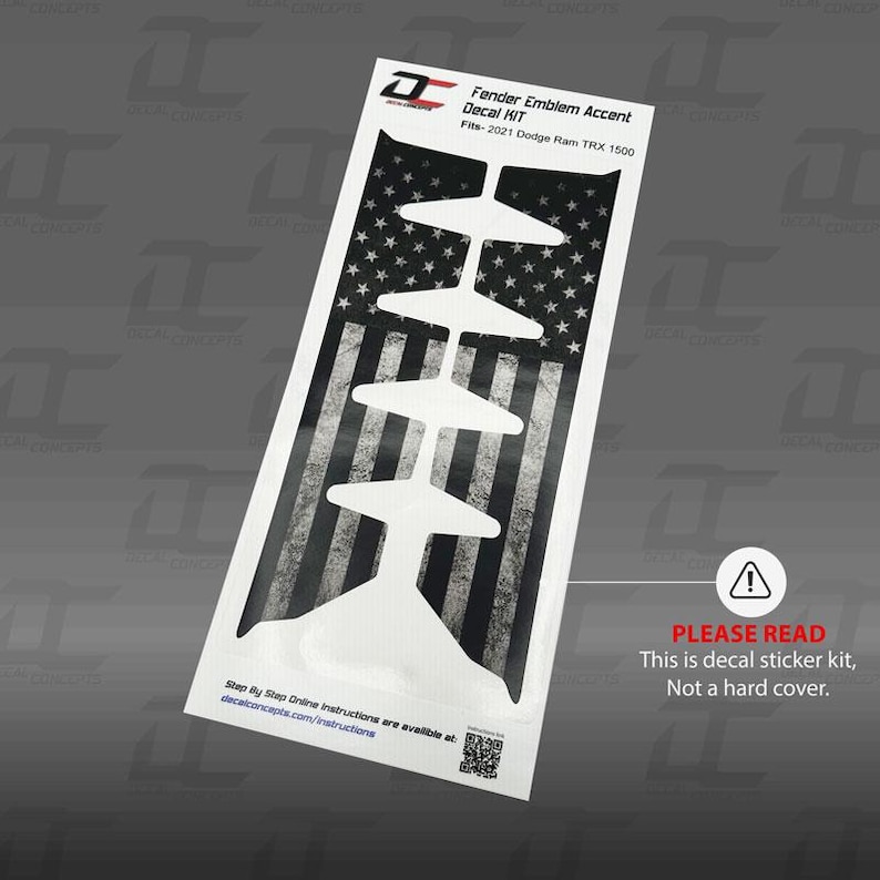 K&ouml;nnte beinhalten: Ein wei&szlig;es Aufkleber-Set mit einem schwarz-wei&szlig;en amerikanischen Flaggen-Design, mit dem Text "Fender Emblem Accent Decal KIT" und "Fits-2021 Dodge Ram TRX 1500." Das Paket enth&auml;lt einen Warnhinweis und Online-Anweisungen.