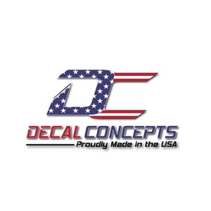K&ouml;nnte beinhalten: Das Decal Concepts-Logo zeigt ein stilisiertes "DC"-Design mit einem blauen Feld wei&szlig;er Sterne und rot-wei&szlig;en Streifen. Der Text "DECAL CONCEPTS" ist in Rot und Blau gehalten, darunter steht "Proudly Made in the USA".