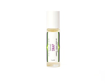 SNAP, un mélange de rouleau d'huile essentielle de romarin et de citronnelle pour l'aromathérapie sur la campagne