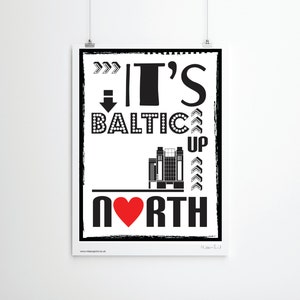 以下が含まれることがあります： 「It's Baltic Up North」というテキストと、