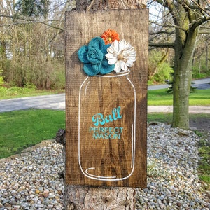 Znak słoika z piłką, znak wazon Flower, znak jar kwiat, znak jar Mason, drewniane znaki, kwiatowy znak, dekoracje kwiatowe, wystrój mason jar, wystrój wnętrz