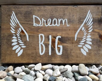 Sueño grande con signo de alas, signo de madera colgante, sueño de madera rústica gran signo, sueño grande, alas, vivero signo 9 "x 16"