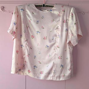 VINTAGE. Pink gingham and floral button back blouse. Size 14. [SPORTSCRAFT]