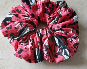 Cruella Scrunchie aus rotem Baumwollstoff
