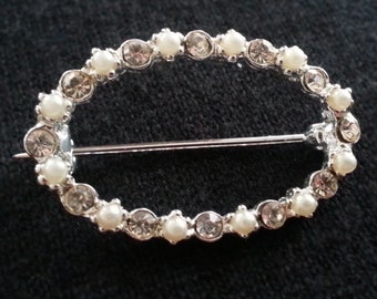 Vintage Brooch: Clear Rhinestones and Pearls in an elegant, oval setting