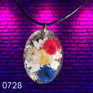Pendant necklaces with real dried flowers preserved in resin
