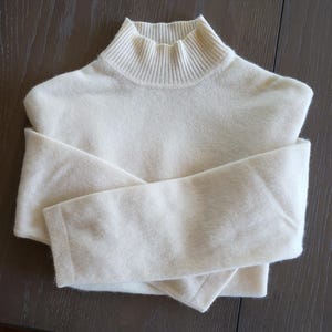 2 Ply Cashmere Mock Turtleneck Sweater Pullover Ivory Cream Excellent Vintage Condition Light/Med Weight Super Soft! Lord and Taylor Size L