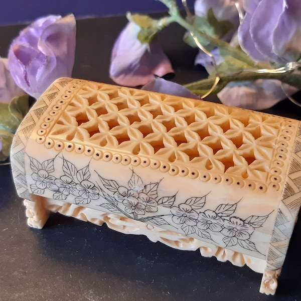 Vintage carved and pierced oriental trinket box