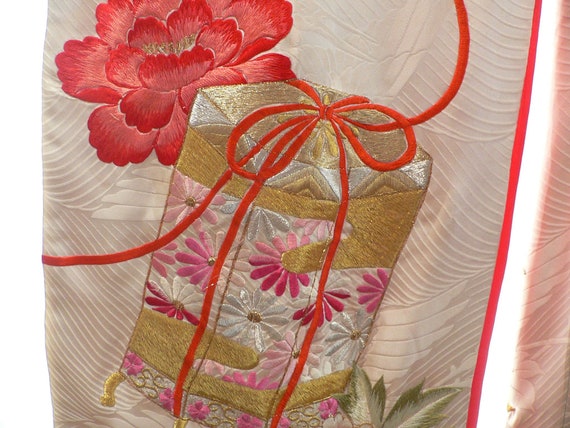 Vintage  Kimono Uchikake Silk with  Embroidered F… - image 9