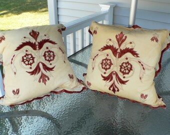 Paire de housses de coussin vintage anciennes. Filet avec appliqué en velours, taies d'oreiller boudoir